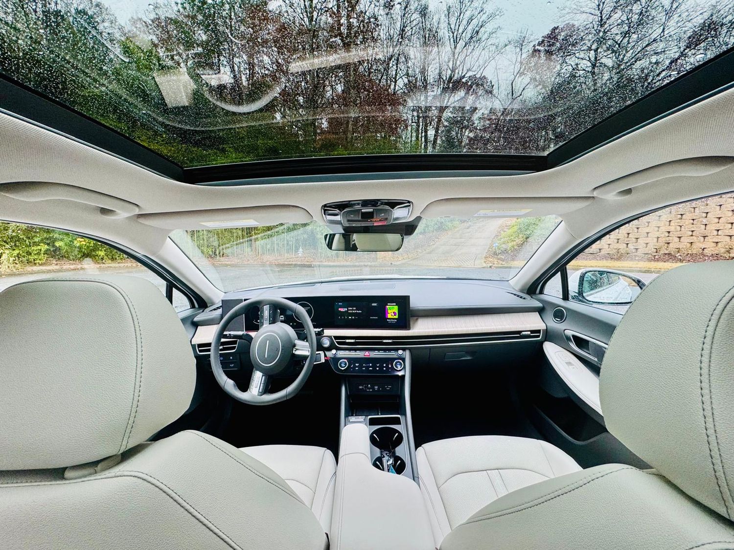 Twin glass roofs, cream leather. Sonata Hybrid.